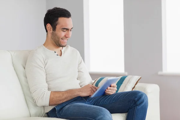 Feliz homem casual usando seu tablet — Fotografia de Stock