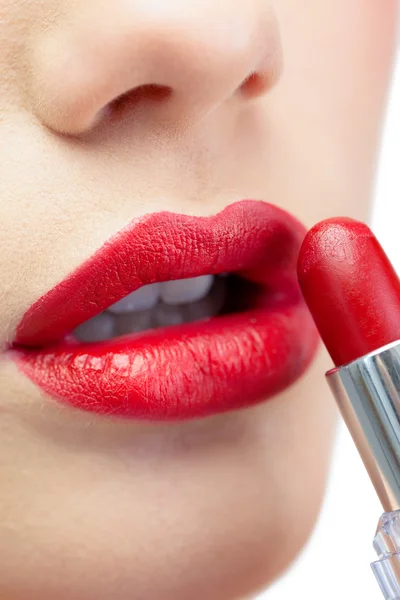 Extremo acercamiento al modelo glamoroso aplicando lápiz labial rojo — Foto de Stock