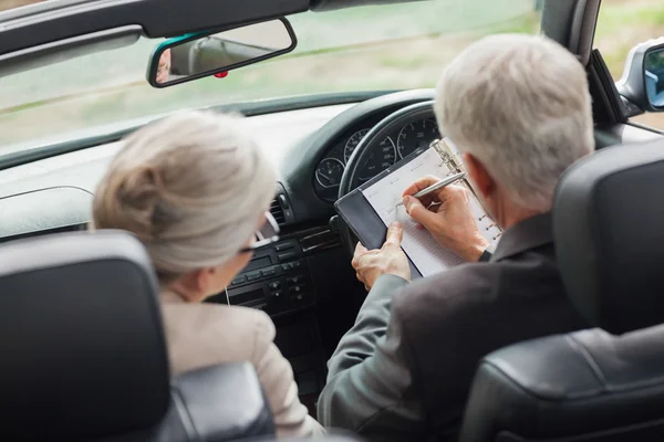 Gente de negocios trabajando juntos en un elegante convertible — Foto de Stock