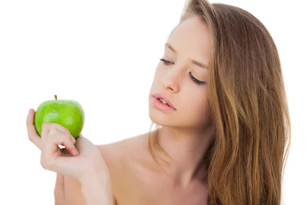 Promyšlené bruneta model drží jablko — Stock fotografie
