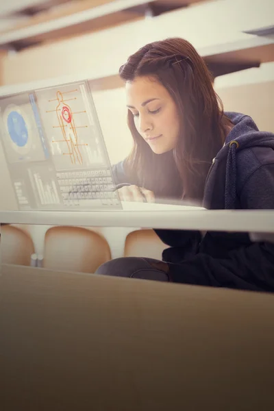 Estudiante universitaria enfocada trabajando en su portátil digital — Foto de Stock