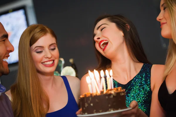 Amigos alegres comemorando aniversário juntos — Fotografia de Stock