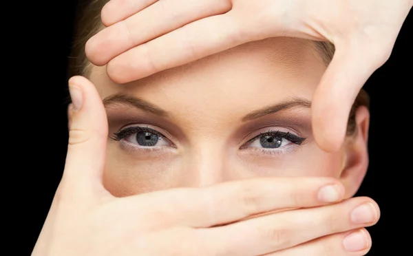 Sensual loira fazendo moldura em torno de seus olhos azuis — Fotografia de Stock