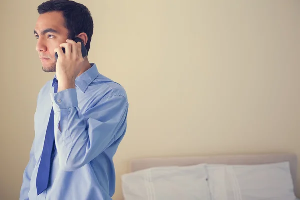 Verveeld man belt iemand met een mobiele telefoon en op zoek weg — Stockfoto