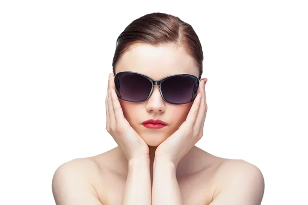 Modelo glamoroso usando óculos de sol elegantes — Fotografia de Stock