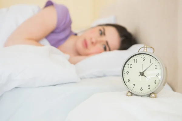 Cansada menina acordando em sua cama — Fotografia de Stock