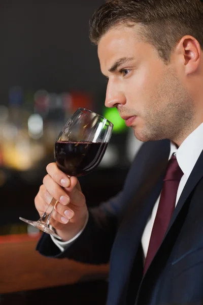Empresário degustação de vinho tinto — Fotografia de Stock
