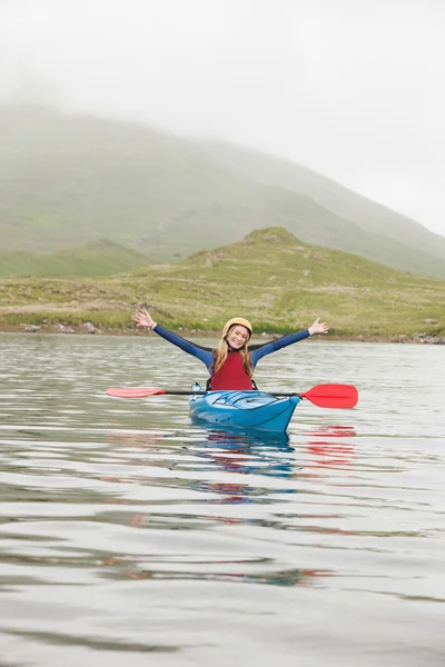 Mujer rubia en un kayak —  Fotos de Stock