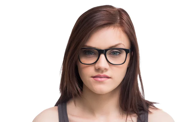 Mujer joven seria con gafas posando — Foto de Stock