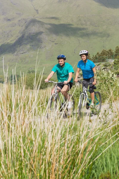 Pareja atlética en bicicleta juntos —  Fotos de Stock