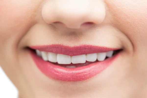 Extremo de cerca en la hermosa sonrisa blanca —  Fotos de Stock