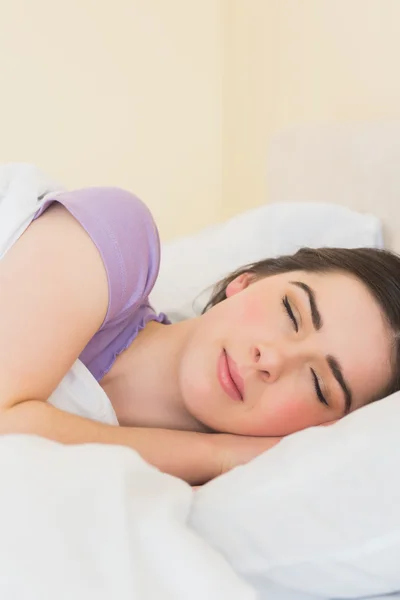 Glückliches Mädchen schläft in ihrem Bett — Stockfoto