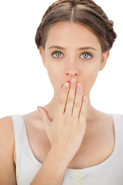 Modelo surpreso em vestido branco posando cobrindo sua boca — Fotografia de Stock