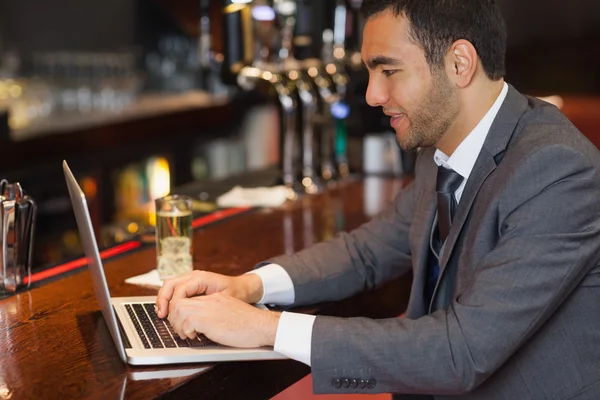 Fokuserade affärsman som arbetar på sin laptop — Stockfoto