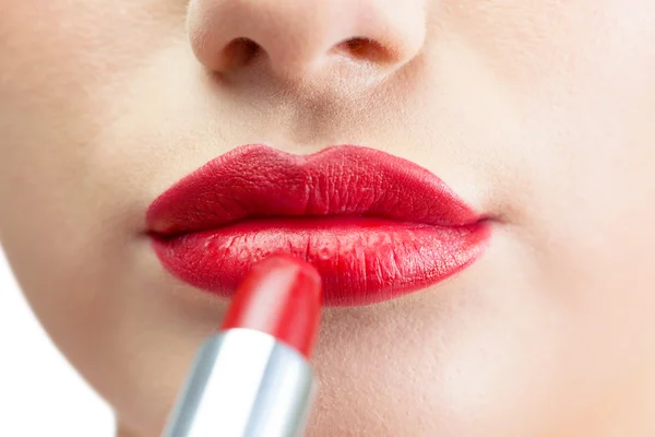 Extremo de cerca en los hermosos labios rojos que se componen —  Fotos de Stock