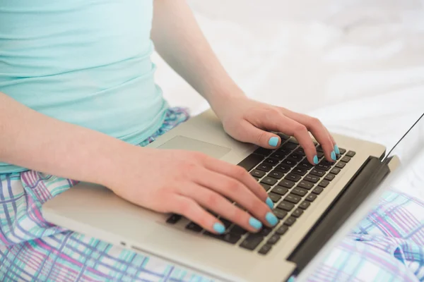 Primo piano di una ragazza che digita su un computer portatile — Foto Stock