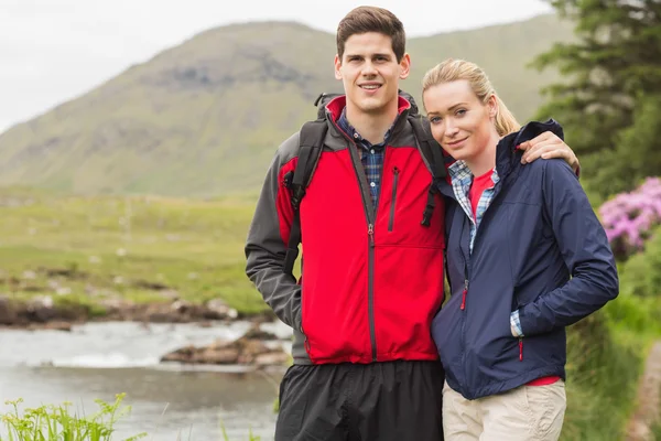 Fittes Paar auf Wanderschaft — Stockfoto