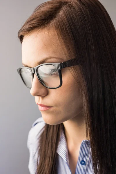 Tagträumende Brünette mit Brille posiert — Stockfoto