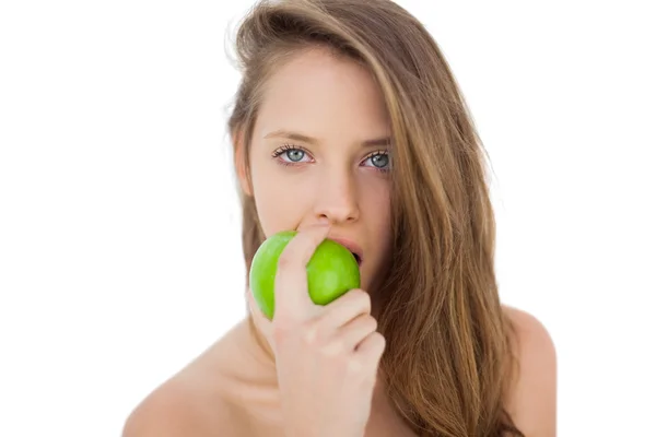 疑問にリンゴを食べるブルネットのモデル — ストック写真