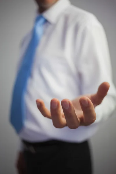 Nahaufnahme eines lässigen Geschäftsmannes, der die Hand ausstreckt — Stockfoto