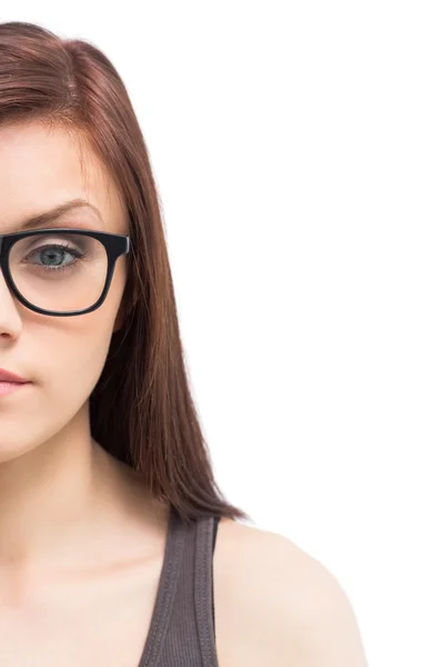 Polovinu tváře mladé ženy nosit brýle pózuje — Stock fotografie