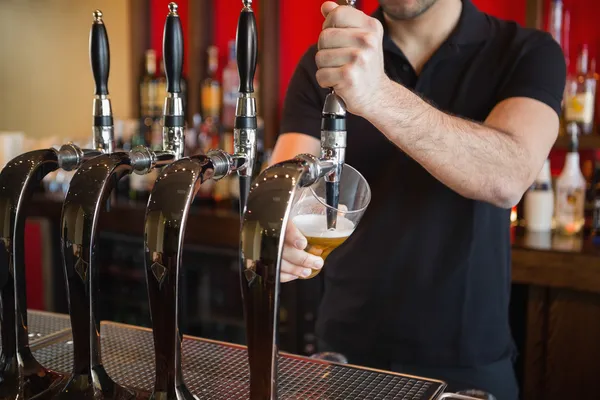 Barkeeper pulling a pint of beer — Stock Photo, Image