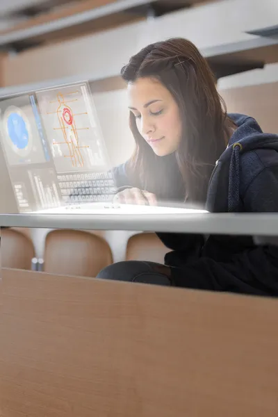 Étudiante concentrée travaillant sur son ordinateur portable numérique — Photo