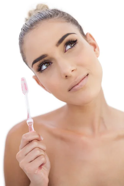 Mulher cuidadosa segurando uma escova de dentes — Fotografia de Stock