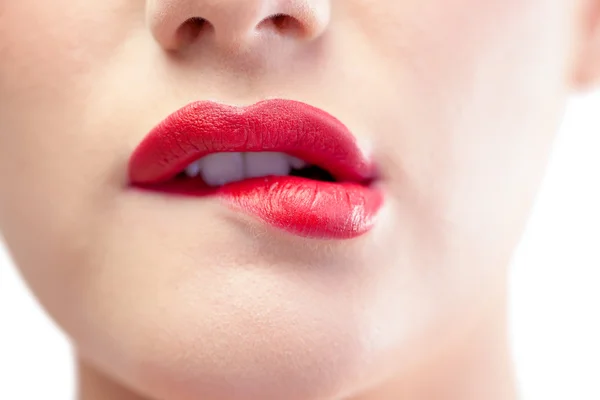 Nahaufnahme auf hinreißende Modell beißt rote Lippen — Stockfoto