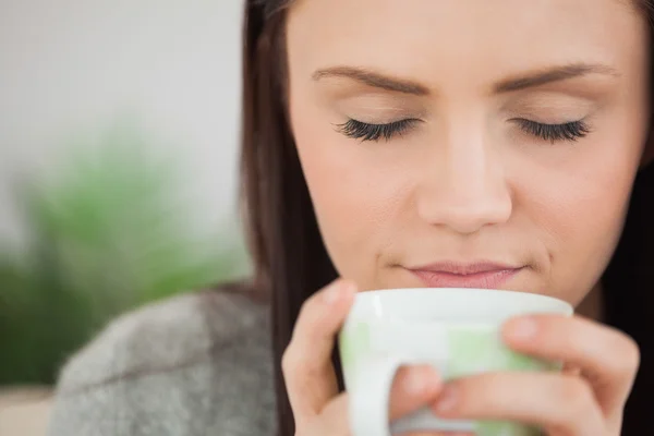 Girl holding a cup of coffee — Stock Photo, Image