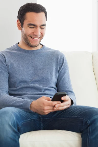 Snygg casual man textmeddelanden — Stockfoto