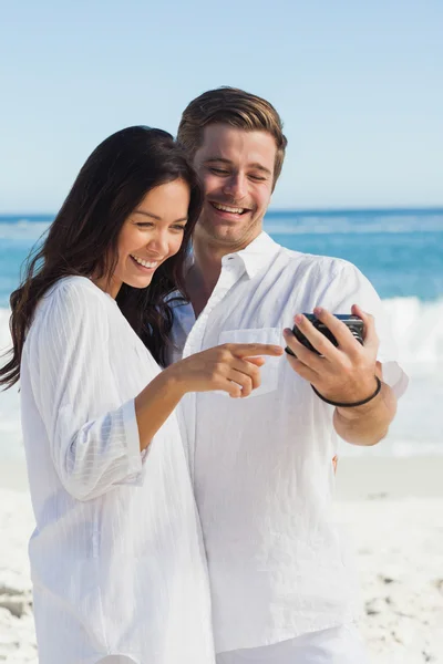 Casal feliz olhando para sua câmera — Fotografia de Stock