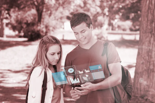 Amigos felices de la universidad usando teléfono digital —  Fotos de Stock