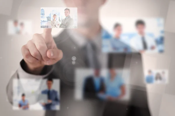 Uomo d'affari selezionando una foto — Foto Stock