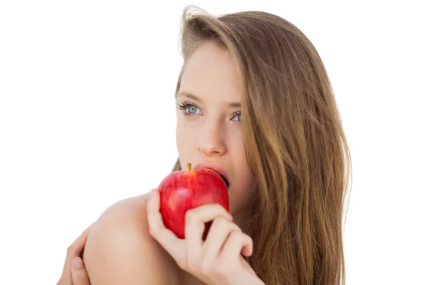 Ελκυστική μελαχρινή μοντέλο που τρώει ένα μήλο — Φωτογραφία Αρχείου