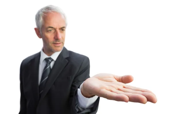 Hombre de negocios concentrado con palmera — Foto de Stock