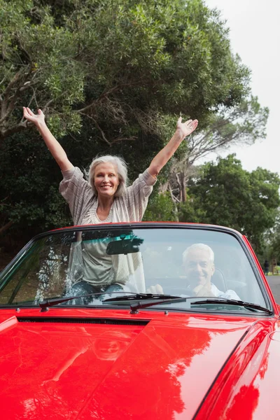 Lächelnd reifes Paar, das eine Fahrt zusammen hat — Stockfoto