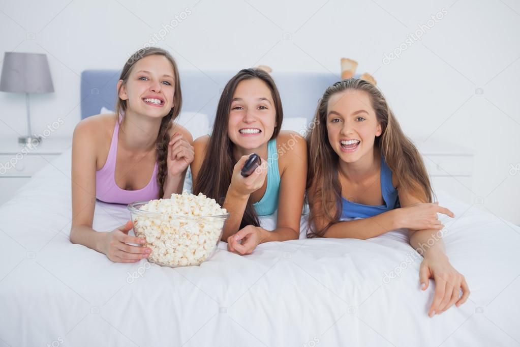 Friends eating popcorn and laughing — Stock Photo © Wavebreakmedia