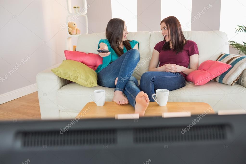 Толстые подруги ублажают друг друга на диване