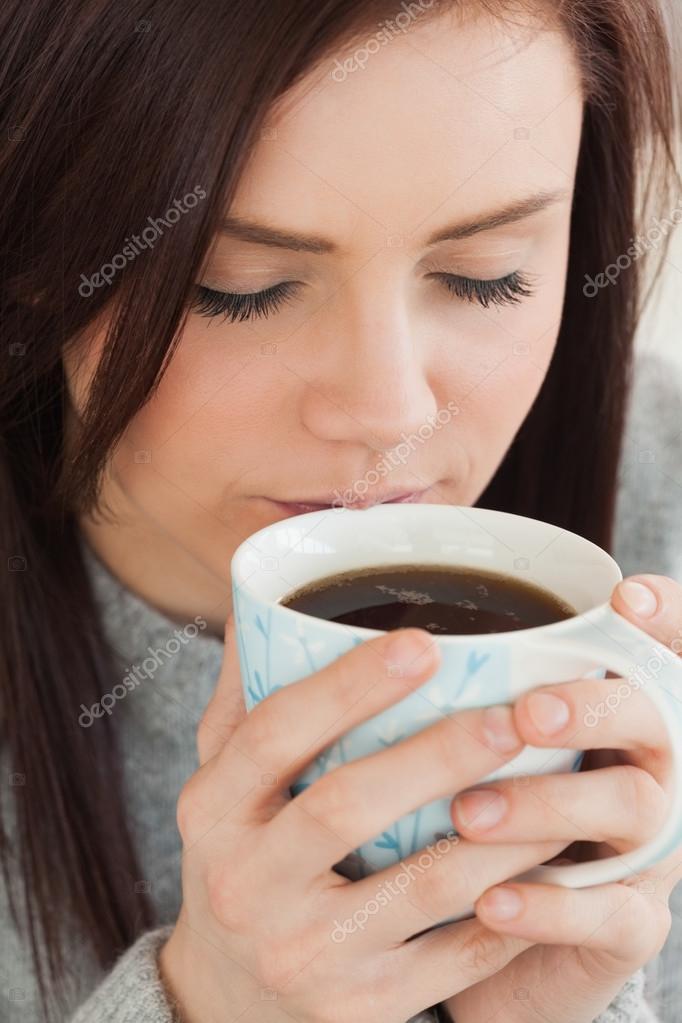meisje drinken een kopje koffie ⬇ Stockfoto, rechtenvrije foto © #31467531