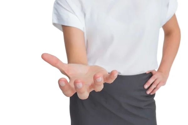 Geschäftsfrau präsentiert ihre leere Hand — Stockfoto