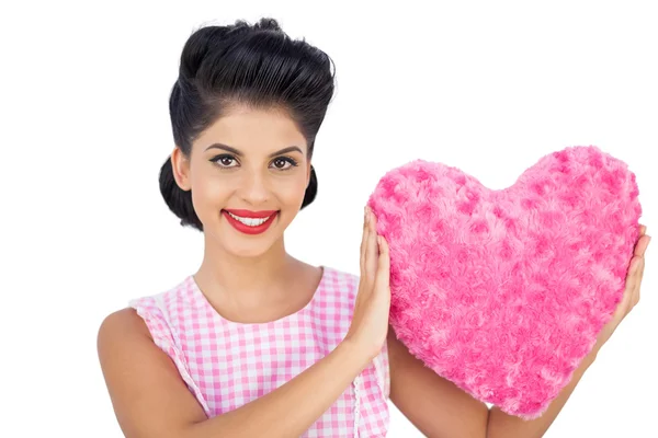 सुंदर काले बाल मॉडल एक गुलाबी दिल के आकार का तकिया पकड़े हुए — स्टॉक फ़ोटो, इमेज