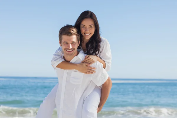 Casal feliz sorrindo para a câmera — Fotografia de Stock