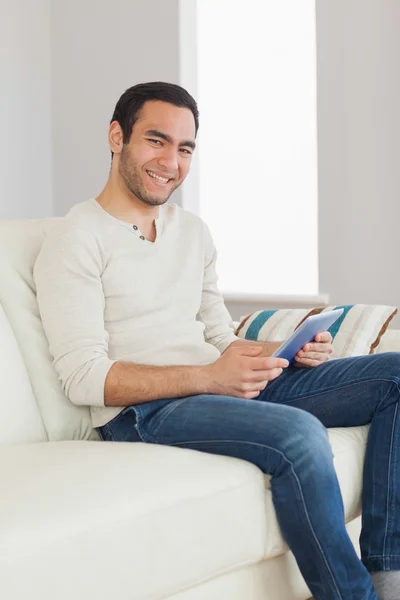 Lachende knappe man met zijn Tablet PC — Stockfoto