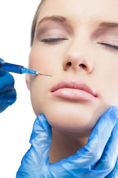 Avslappnad vacker modell med botox injektion över läpparna — Stockfoto
