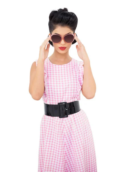 Härlig svart hår modell bär solglasögon — Stockfoto