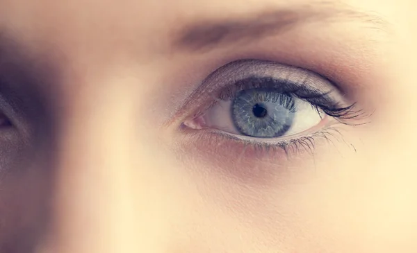 Extreme close up on beautiful shinning blue eye — Stock Photo, Image