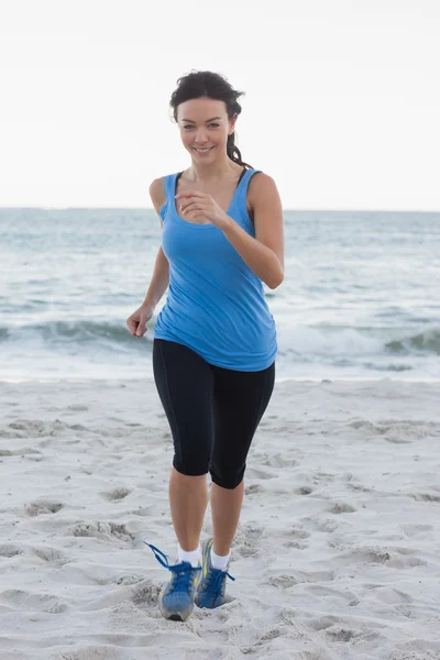 Mujer deportiva corriendo en la playa —  Fotos de Stock