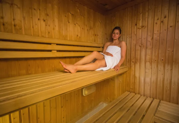 Calma morena relaxante em uma sauna — Fotografia de Stock