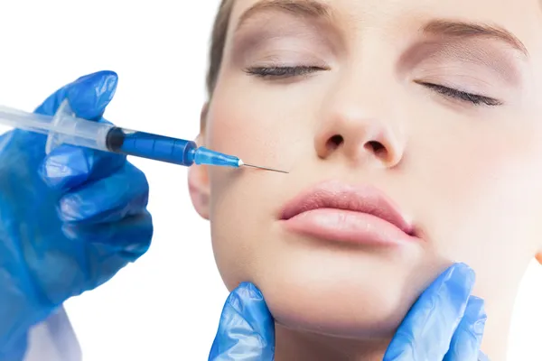 Botoks enjeksiyonu dudaklarına yukarıda olan sakin güzel model — Stok fotoğraf